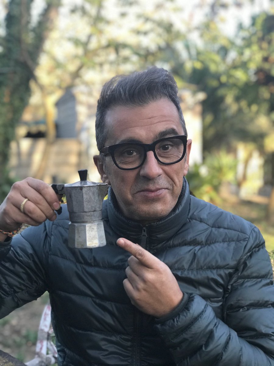 Buenafuente's tweet photo. Buenas tardes. Un cafetito?? https://t.co/dk530nl2AW