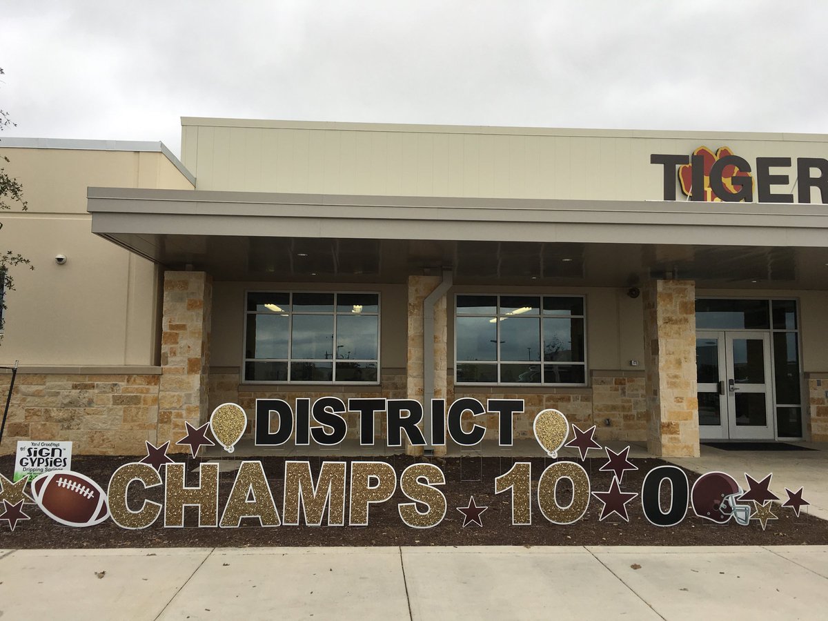 DripFB's tweet photo. UNDEFEATED!! Thank you Sign Gypsies for the awesome District Champ sign! #signgypsies #TPDFootball #Undefeated #back2backchamps #getgypsied https://t.co/dwZdpwktzk