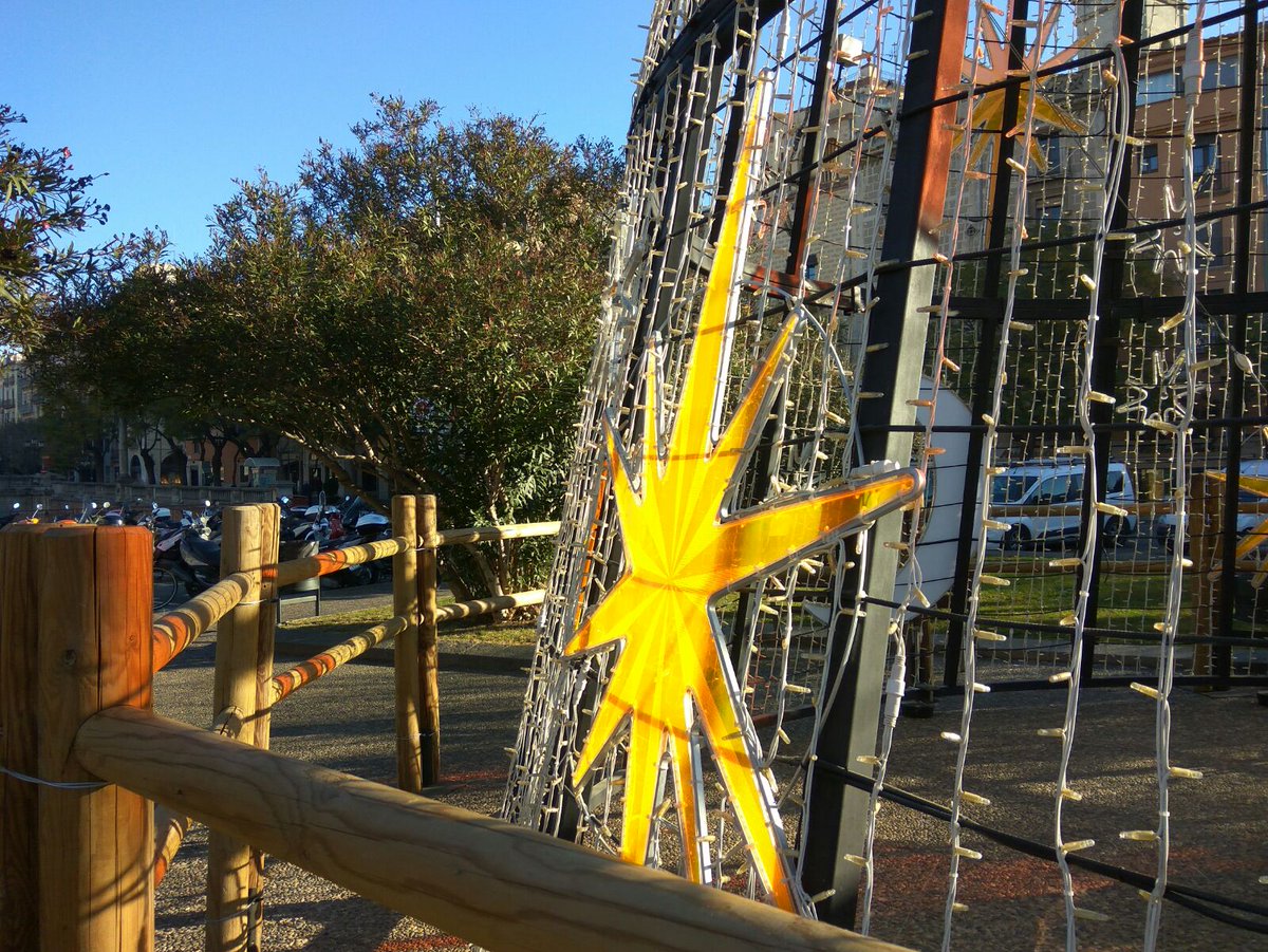 Girona_Cat's tweet photo. Girona es comença a preparar per les festes de Nadal! L’arbre de la plaça de Catalunya ja està a punt per la tradicional encesa dels llums, que tindrà lloc el proper 24.11 a les 18h https://t.co/LdSVZaYT7N | #Nadaldemocions https://t.co/bcXXwaPXiG