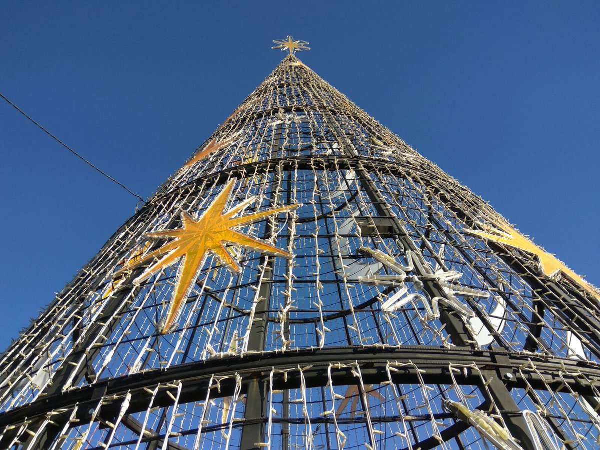 Girona_Cat's tweet photo. Girona es comença a preparar per les festes de Nadal! L’arbre de la plaça de Catalunya ja està a punt per la tradicional encesa dels llums, que tindrà lloc el proper 24.11 a les 18h https://t.co/LdSVZaYT7N | #Nadaldemocions https://t.co/bcXXwaPXiG