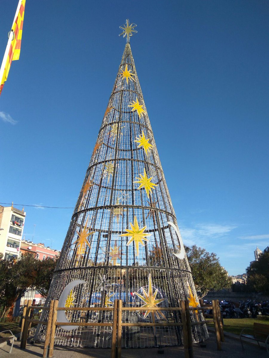 Girona_Cat's tweet photo. Girona es comença a preparar per les festes de Nadal! L’arbre de la plaça de Catalunya ja està a punt per la tradicional encesa dels llums, que tindrà lloc el proper 24.11 a les 18h https://t.co/LdSVZaYT7N | #Nadaldemocions https://t.co/bcXXwaPXiG