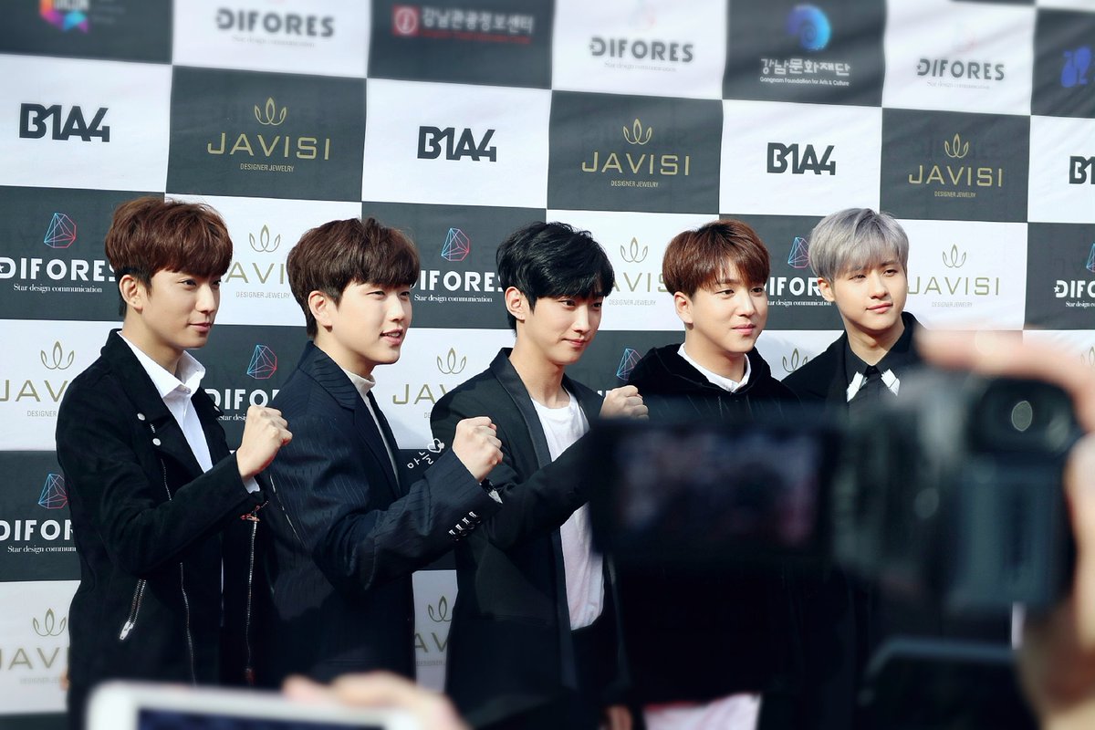minihomeJY's tweet photo. "ในฐานะจินยอง B1A4 ผมหวังว่าพวกเราจะเป็นวงได้รับการคาดหวังอยู่เสมอ ไม่ว่าจะทำงานเป็นนักร้องหรือนักแสดง"

Jinyoung, 2016
(Leader &amp; Producer of B1A4)
#HAPPYJINYOUNGDAY 
©onlyyou_jy https://t.co/a6viPb6VKz