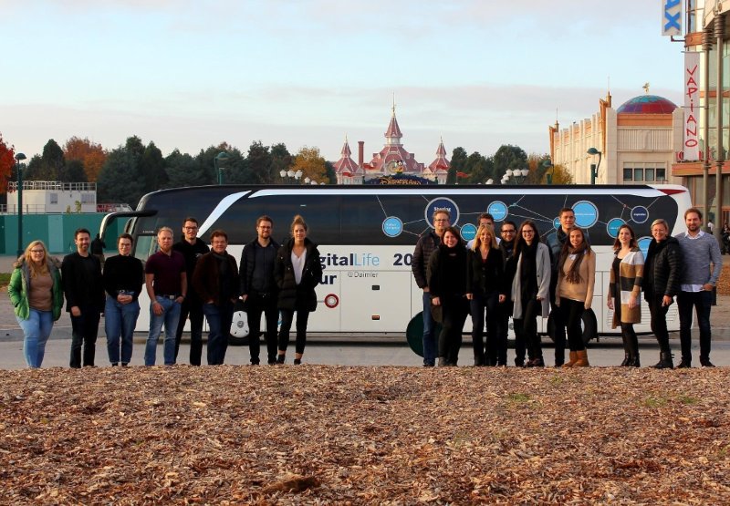 vico_news's tweet photo. Auch dieses Mal war VICO wieder Teil des Digital Excellence Circle im #DisneylandParis. Neben der zweitägigen Konferenz gab es auf dem Weg nach Paris einen mobilen Workshop im #digitallifebus! #DEX23 https://t.co/k7p22D7VbP