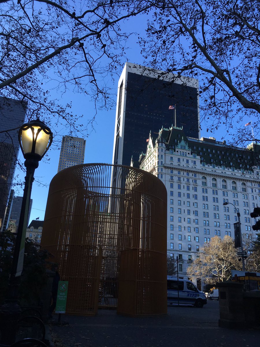 essw00's tweet photo. Love AWW's Good Fences Make Good Neighbors against backdrop of gold-gilted statues, Cartier, Apple, 5th Ave, Central Park, hawkers scrambling to earn a living https://t.co/cifindUMhG