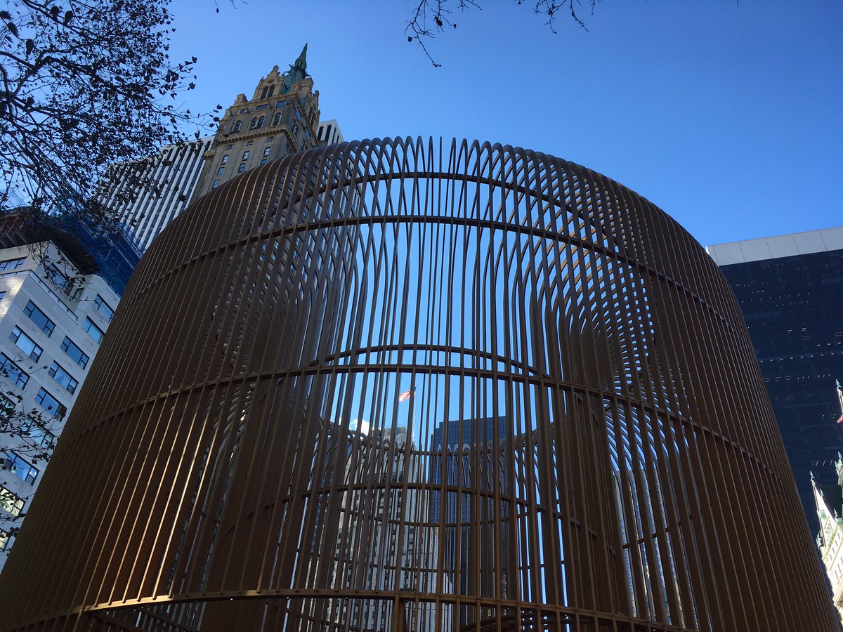 essw00's tweet photo. Love AWW's Good Fences Make Good Neighbors against backdrop of gold-gilted statues, Cartier, Apple, 5th Ave, Central Park, hawkers scrambling to earn a living https://t.co/cifindUMhG