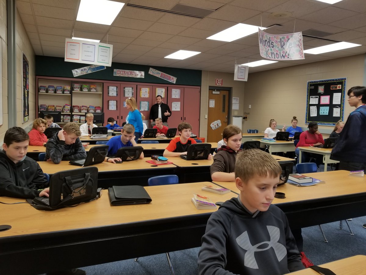 SDCS_EdTech's tweet photo. Screencastify is in popular demand at @SDMSTrojans! Thank you Mrs. Muncy for inviting us in to help! #sdmsdropzone #SDLearningtoLead https://t.co/wbuOZEiGNu