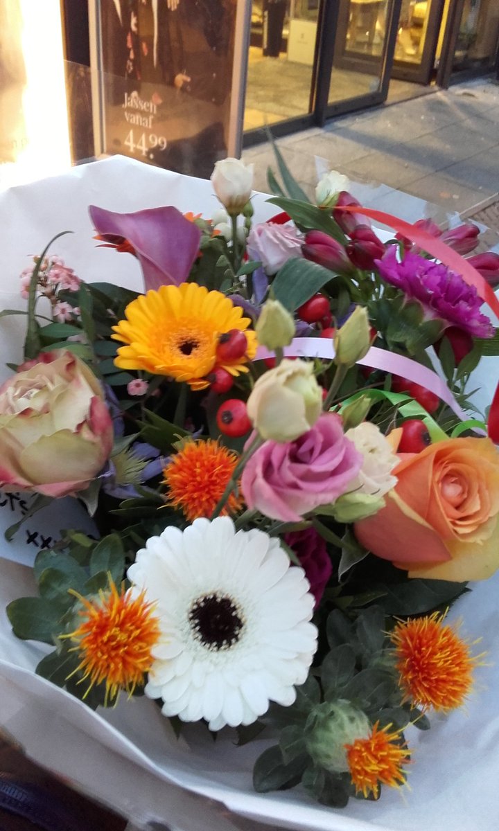 They bought me flowers... 😍💐 Thank you Tiel! You showed me a lot of #sheropower! Best of luck #shero's! 😙🎀 #hkmacademy #trainerambassadors