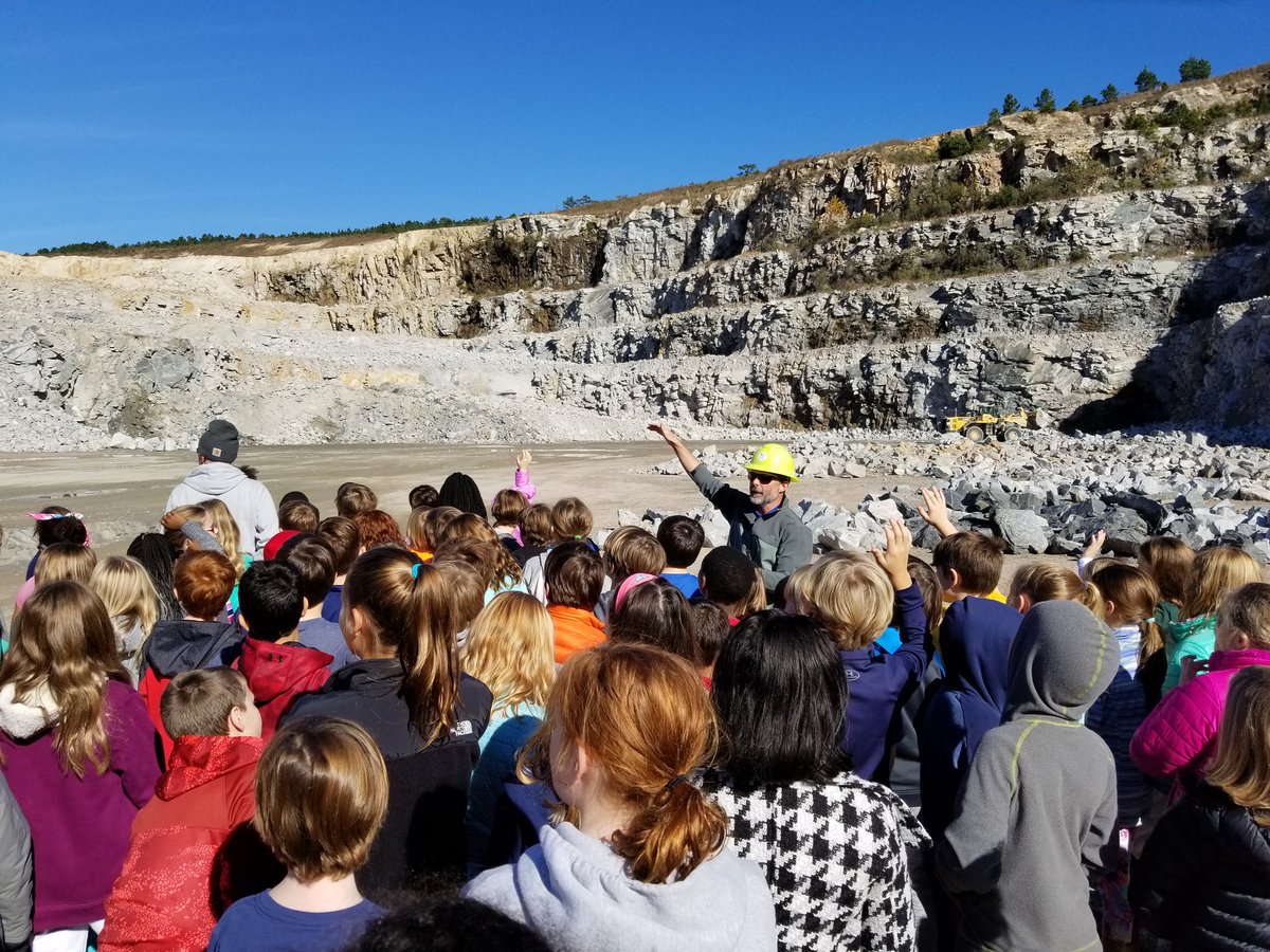 BigMarv55's tweet photo. Fourth Grade ROCK STARS!!! @RootElemStaff @RootElem #Root4 #Root1718 https://t.co/DIU95tfOuh