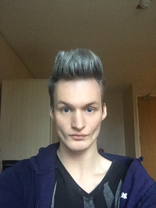 Decided to dye my hair for a night ? https://t.co/ZIUDTIBp8P