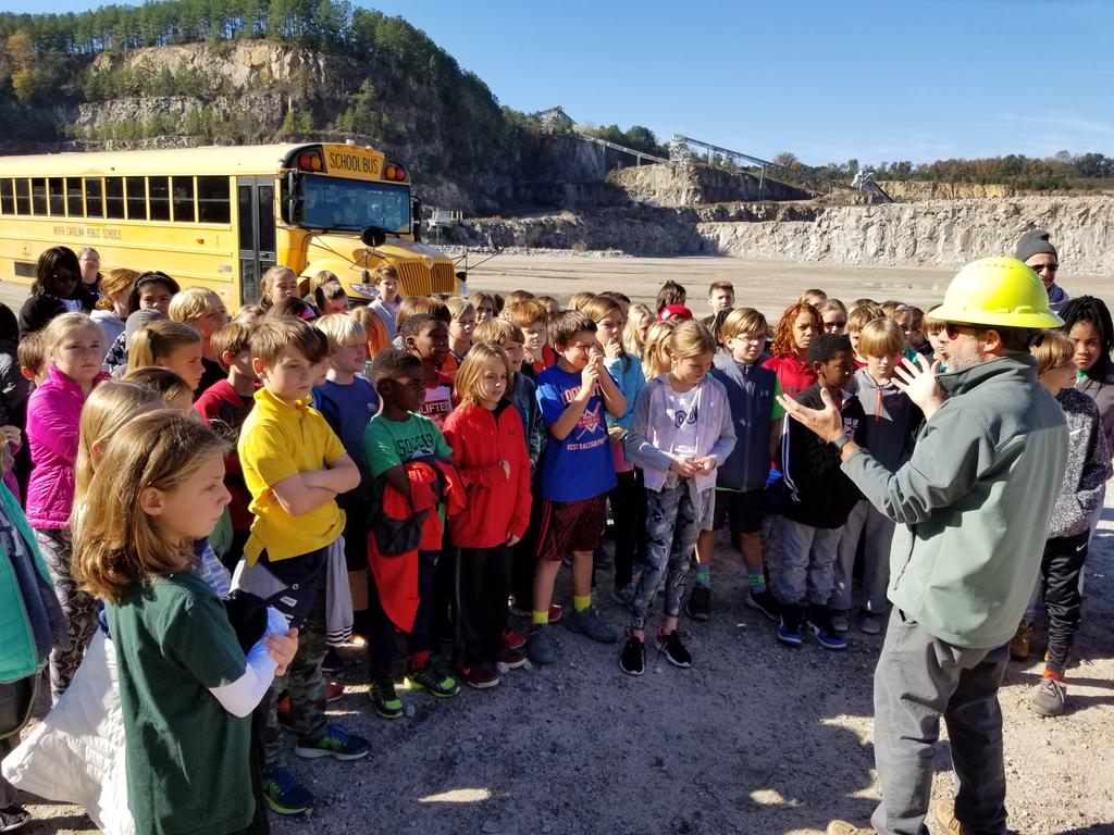 BigMarv55's tweet photo. Fourth Grade ROCK STARS!!! @RootElemStaff @RootElem #Root4 #Root1718 https://t.co/DIU95tfOuh