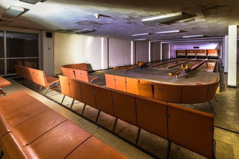 DetroitUnseen's tweet photo. Abandoned "Orange" Bowling Alley. Love me some "bando bowl" #abandoned #abando #bando #abandonedbuildings #abandonedplaces #Detroit #orange #retro #vintage #bowling #bowlingalley #bowl #detroitlove #abandonedagain #Turkey #UrbanDecay #urbex https://t.co/FtEw48qPRQ