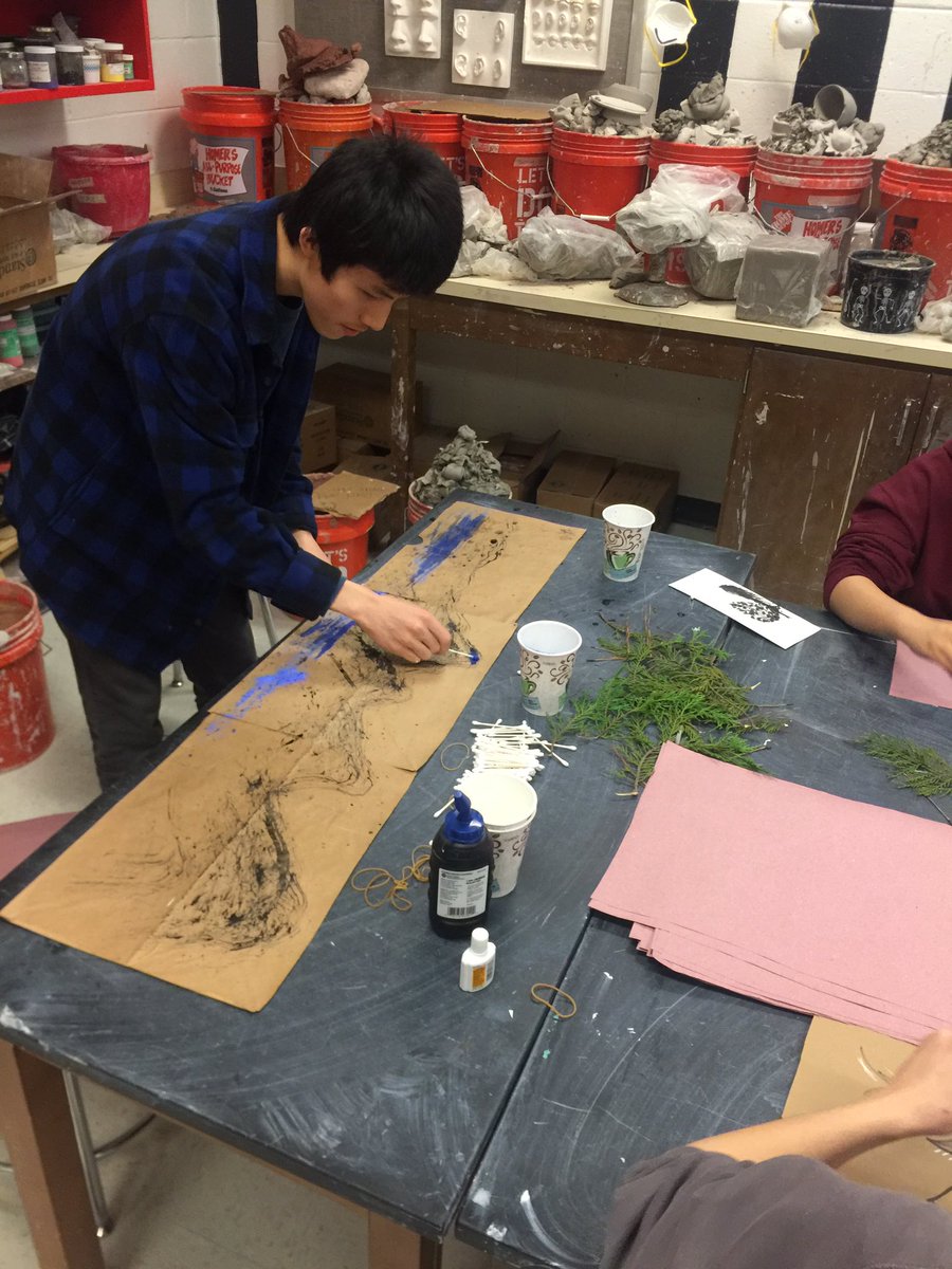 donna_karol's tweet photo. Challenging AP 2D and Drawing Ss to experiment with unconventional materials. Adding the challenge of limited time puts the focus on the way the material works instead of the product. @ArtsFCS #hoochart #experiment https://t.co/FESEyHprIA