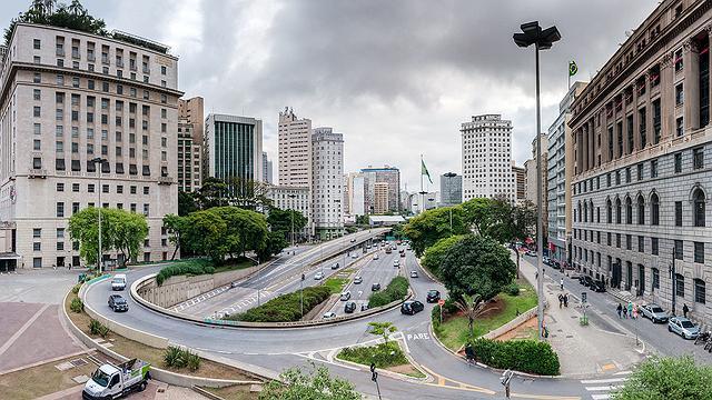Gestão Doria quer substituir pedras portuguesas por concreto no centro histórico de São… defender.org.br/noticias/gesta…