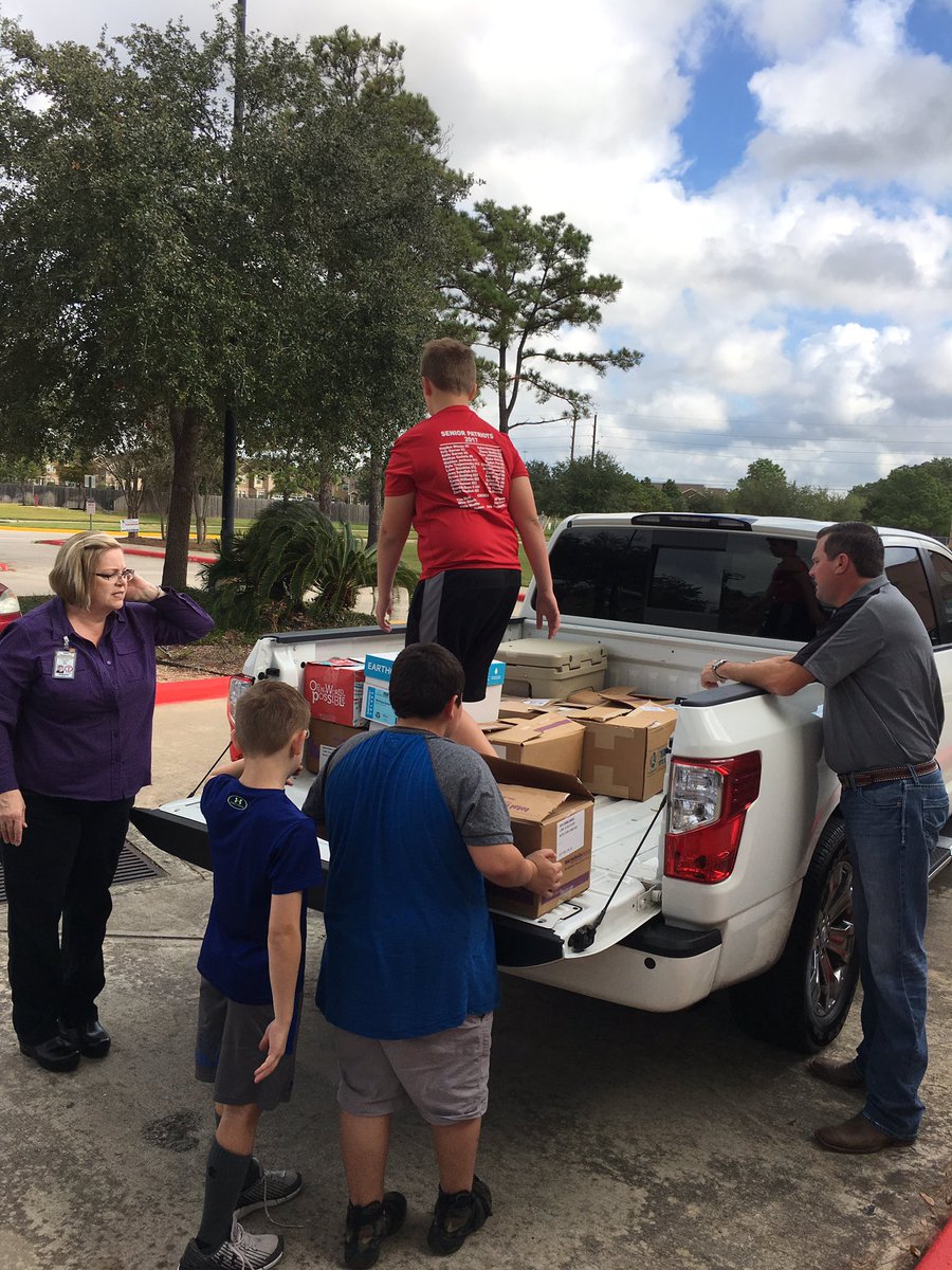 TISD_EEA's tweet image. Another successful NIS food drive! Thank you Student Council for packing &amp;amp; loading.  We love supporting our community. @TISDNIS #destinationexcellence @teamtomballtx