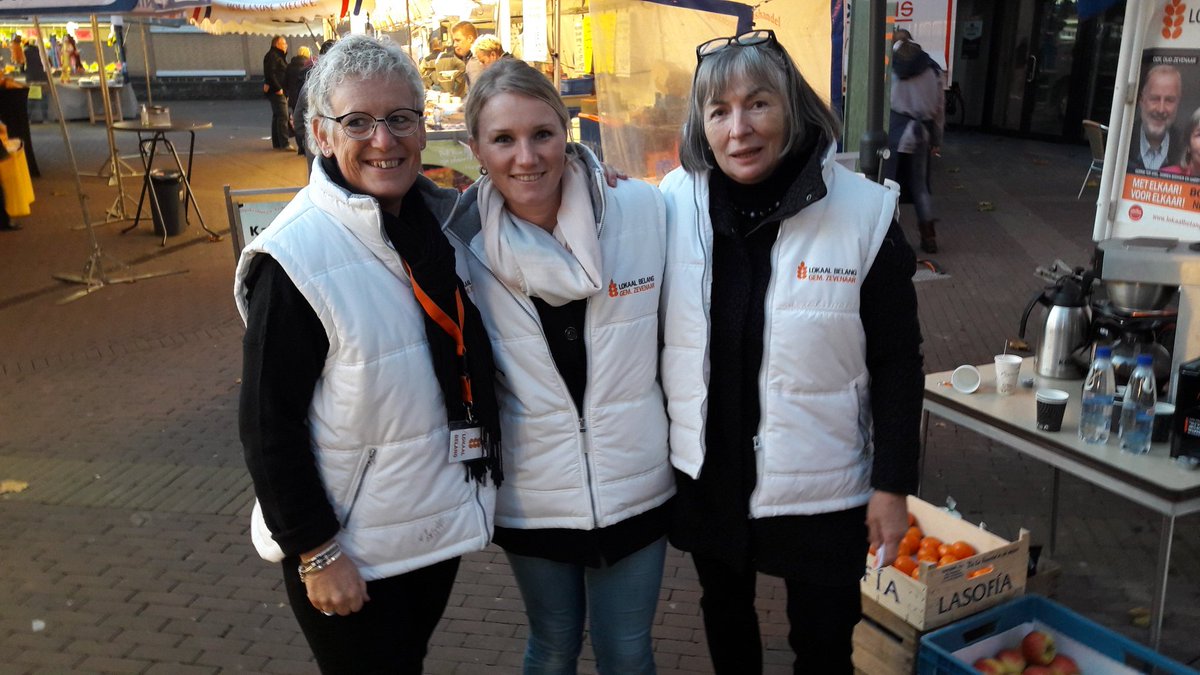 Drie dames van LOKAAL BELANG
op campagne op de weekmarkt in Zevenaar