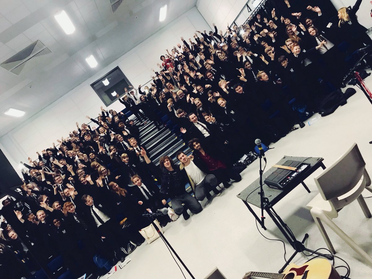 austinnband's tweet photo. Hessle Academy &amp; Headlands School that was unbelievable! LIKE if you were there and TAG your friends who you sang along with! #appetitetour https://t.co/grs6WM5VMD