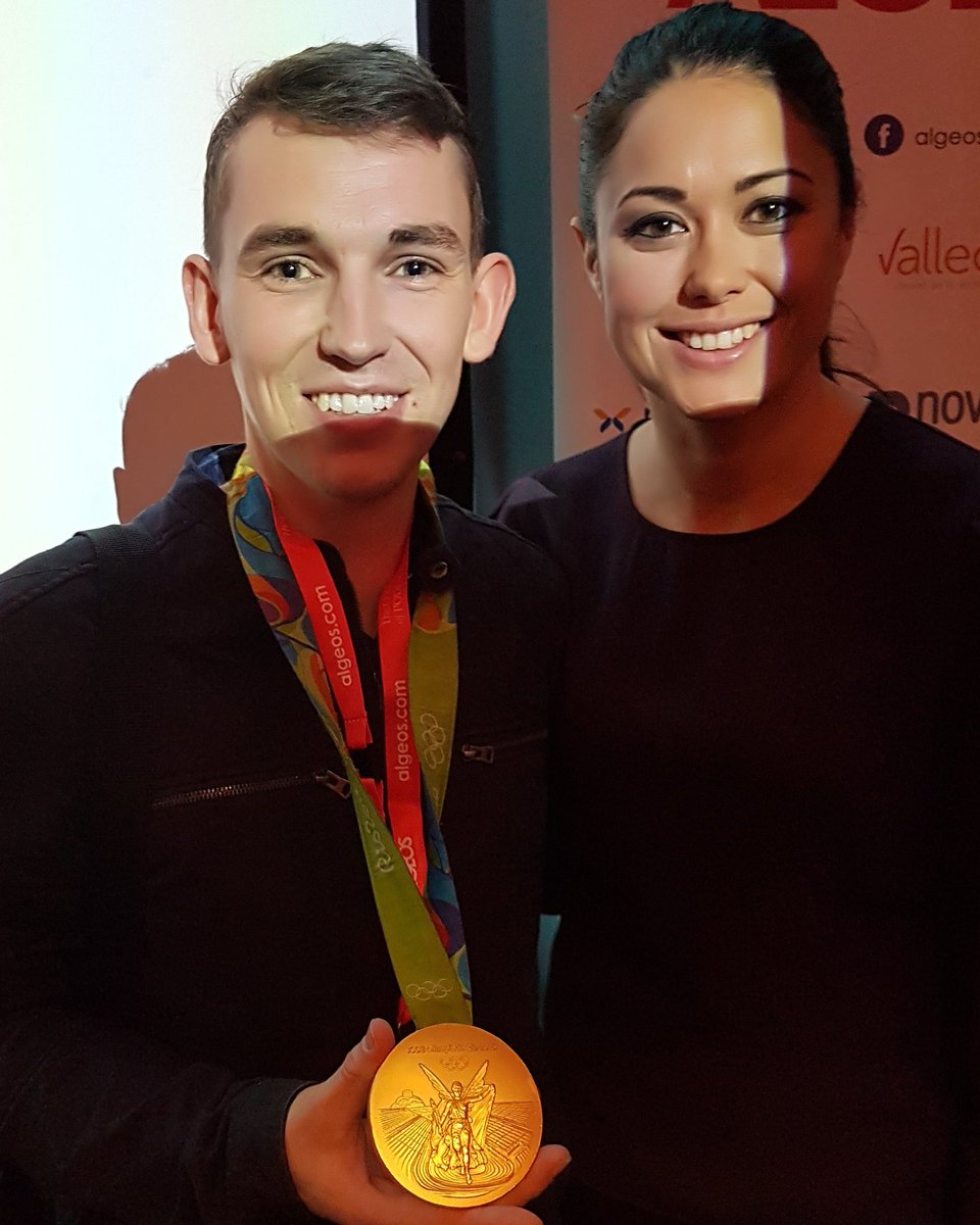 PodMarty's tweet photo. Was great to meet @SamanthaQuek, and wear her Gold medal from the Rio Olympics.  But it was truly amazing to hear her story, how she kept motivated throughout hard times. Happens to us all, So it's an important lesson @Algeos #COPC17 

#ToughTimesDontLastToughPeopleDo https://t.co/0GsaxtoGBR