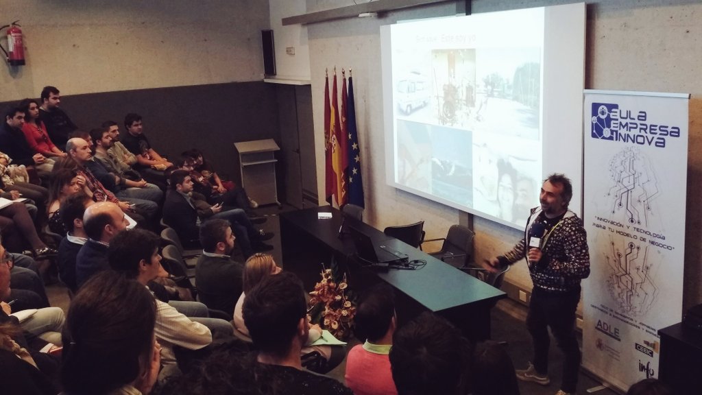 Victor_Gardi's tweet photo. Cercanía, frescura y una dosis de locura. Mucha gracias @sicodeandres por la espectacular #Masterclass de #SEO en @AulaEmpresaCt. Ha sido un privilegio haberte tenido con nosotros. 👏 https://t.co/w51H9GOY5U