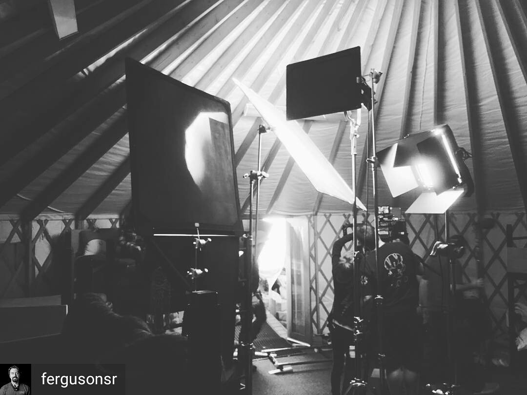Cinemills's tweet photo. Cutting and shaping light on the set of The Message. @fergusonsr - Number 2 - #setlighting #cinemills #production #digitalproduction #productionlife #setlife #setlightingtechnician #setlighting #gafferlife #lightingdept #gaffer #gripandlighting #film #filmlife #themessage https://t.co/DEaSMNfGs7