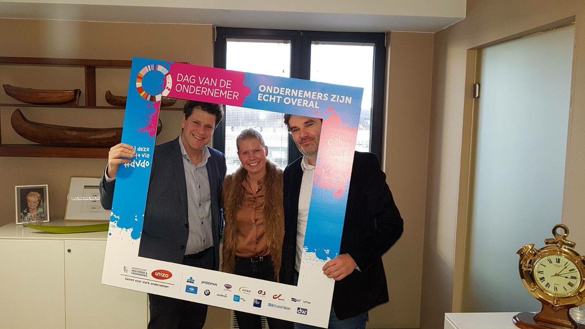 twassenberg's tweet photo. Inspirerend gesprek met Elisabeth Lemmens, zaakvoerder van Kayak Maritime Services, afvalinzamelaar in de haven. Straf bedrijf, indrukwekkend (levens)verhaal. Met dank aan @UNIZOAntwerpen #DvdO2017 (met @TMeeuws) https://t.co/CWag8kalpT