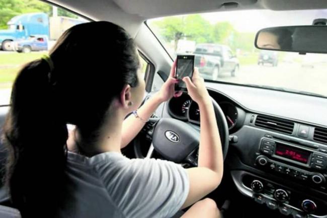 roadcoskate's tweet photo. #ConducirCon precaución. para no usar el celular mientras manejas. 
No cometas la misma imprudencia que Jessica https://t.co/RkbRwPfwYm