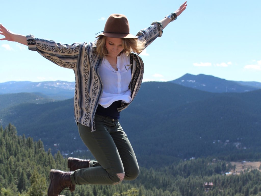 CoffeeScope's tweet image. Deuces... to this week and cheers to the weekend. Comment below with the emoji ✌🏾 if you’re ready to kiss your week goodbye.

#fridayfeeling