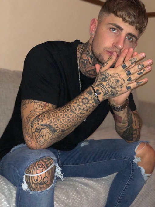 Watch Tattooed knitter's leaked NSFW photo on TwXstars