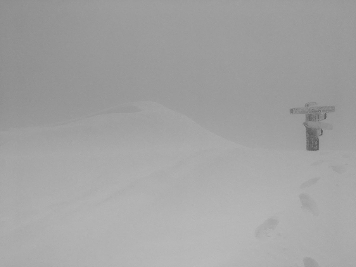 MammothMountain's tweet photo. Reports from the summit are now showing over 6 FEET of new snow from this storm. Expect high winds and stormy weather this morning clearing into the weekend. More terrain will open as soon as possible... https://t.co/Edn272VDA5