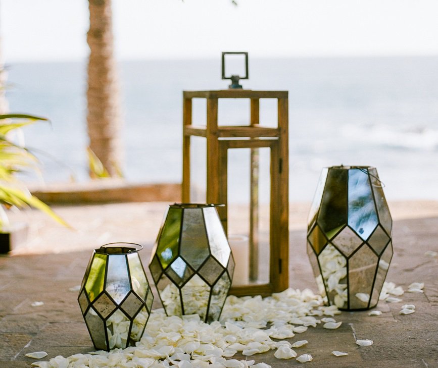 elenadamy's tweet photo. Our multifaceted mirror hurricanes make a statement in any setting, like at this wedding ceremony #ElenaDamy styled at @EsperanzaResort {Pic @rebeccayale for @MarthaWeddings} #DestinationCabo #CaboWedding https://t.co/mSWiB5flR6