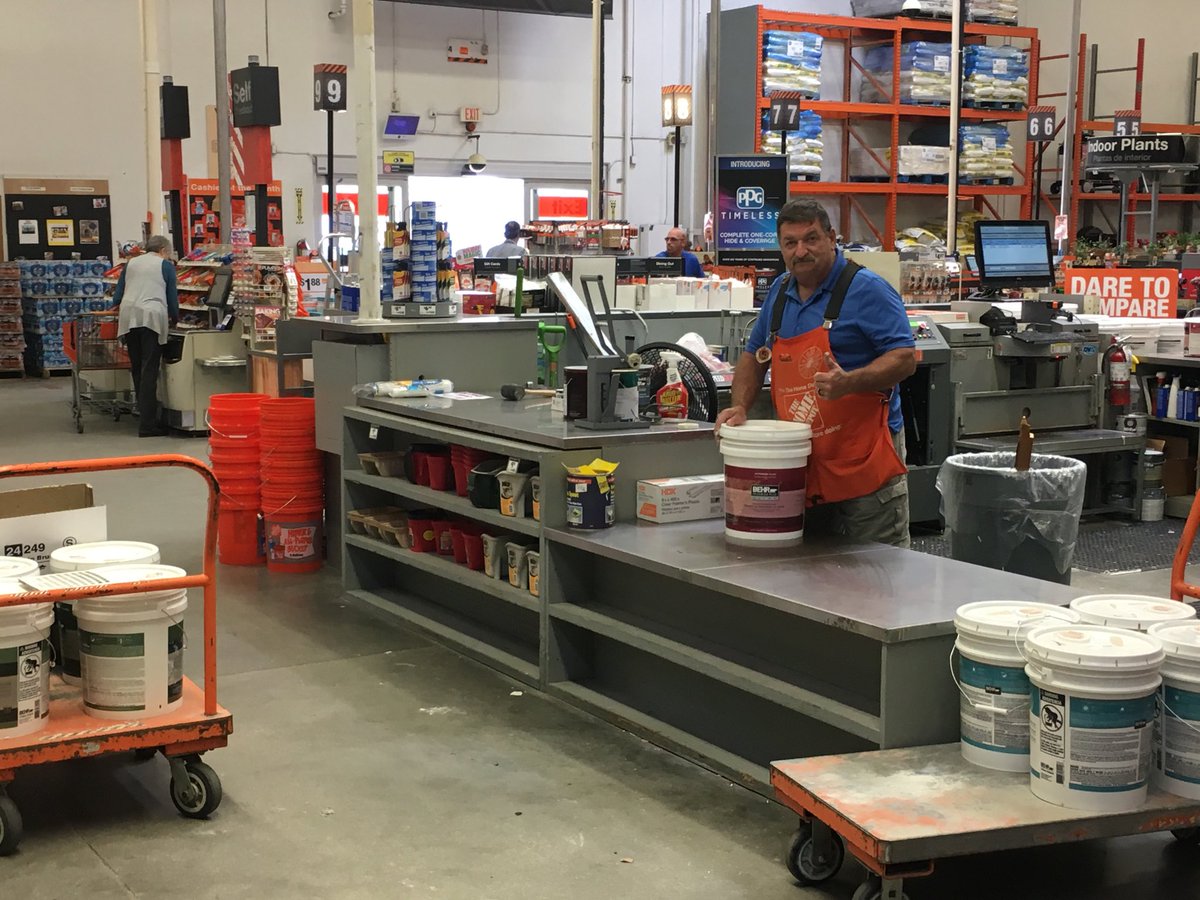 DanMoyer13's tweet photo. Frank-O ! That’s Frank, pumping out the flatbeds of Behr Ultra for the 25% sale in 287 Oviedo. Thanks for the support Oviedo team ! https://t.co/GKlPgC3jcZ