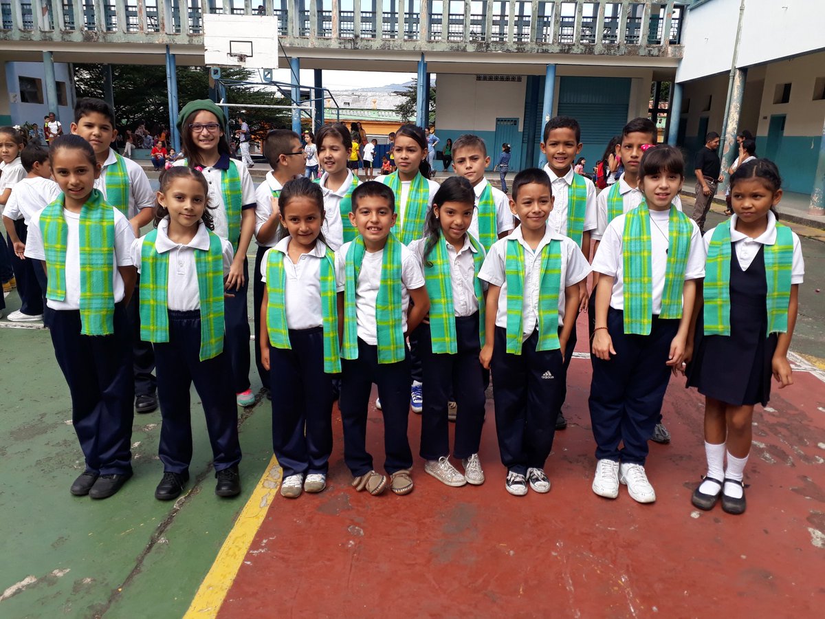carlosrangelian's tweet photo. Escuela Bolivariana Carlos Rangel Lamus, Familia de Paz, le da la Bienvenida a la Navidad con el Abrazo en Familia @serviots @charlychaves @ZonaEducTachira https://t.co/318DF1dMwr