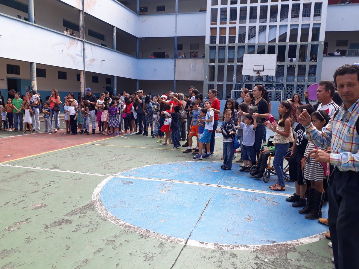 carlosrangelian's tweet photo. Escuela Bolivariana Carlos Rangel Lamus, Familia de Paz, le da la Bienvenida a la Navidad con el Abrazo en Familia @serviots @charlychaves @ZonaEducTachira https://t.co/318DF1dMwr