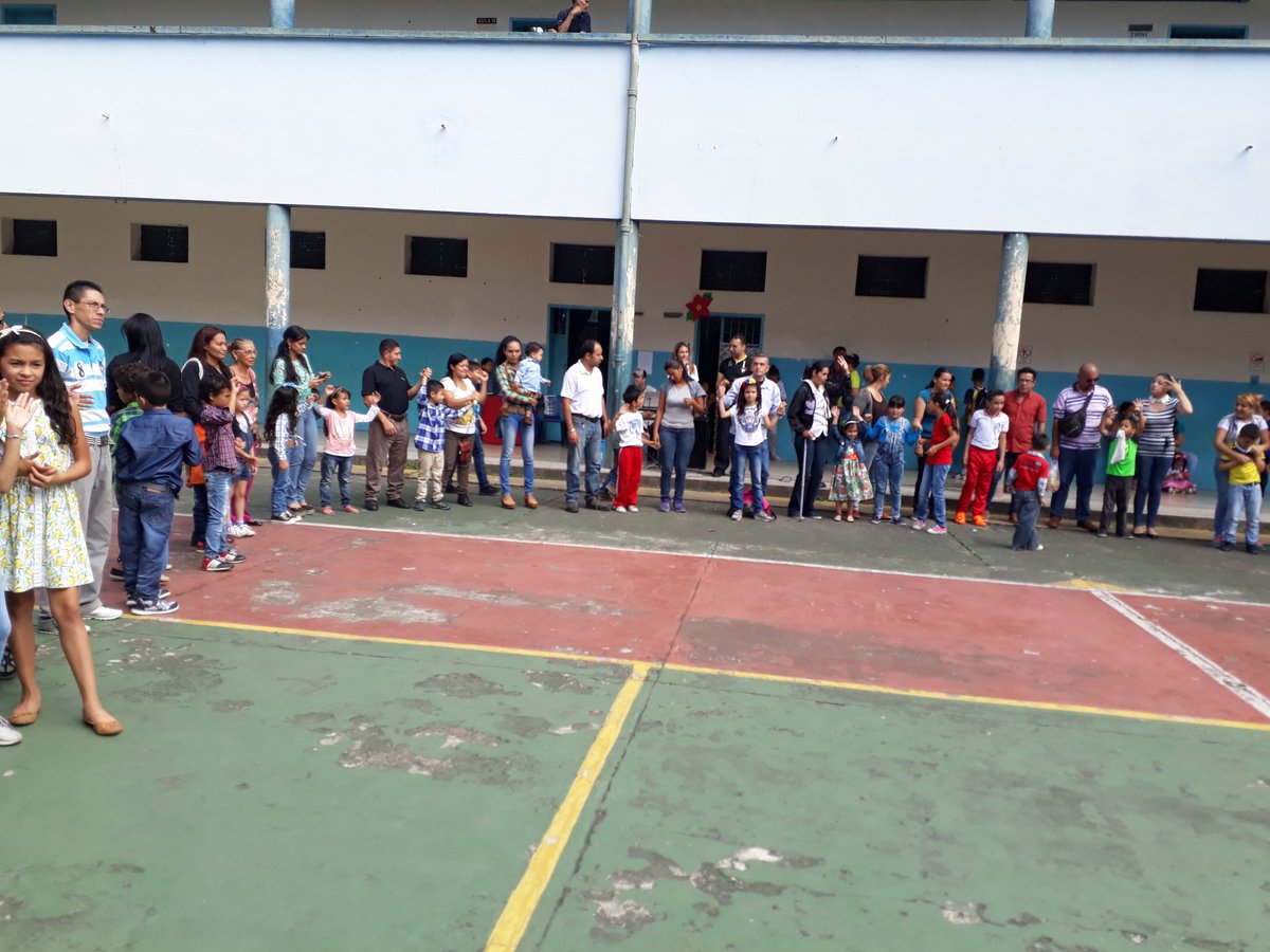 carlosrangelian's tweet photo. Escuela Bolivariana Carlos Rangel Lamus, Familia de Paz, le da la Bienvenida a la Navidad con el Abrazo en Familia @serviots @charlychaves @ZonaEducTachira https://t.co/318DF1dMwr