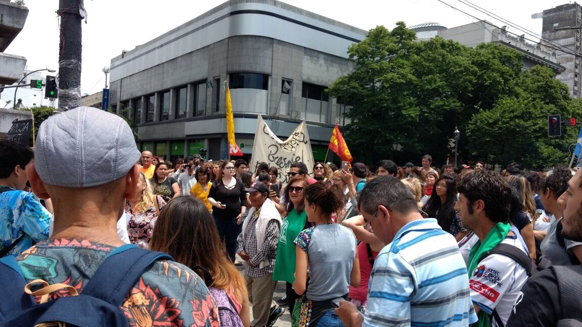 julinsau's tweet photo. #SaludPublica #EstamosDefendiendo             👉🏻La Salud Mental no puede ser un negocio @amendolaraok https://t.co/zWXyrLCzTZ