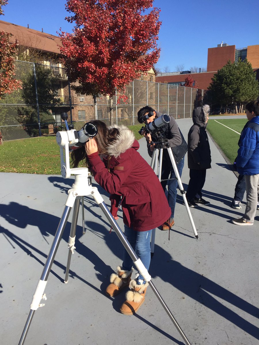 sciencecimini's tweet photo. Checking out the sun with the 7th grade. Saw sunspots and solar ejections. Thanks AAA and otto! #maelsscience #mfaproud https://t.co/03wJ3lCdlJ