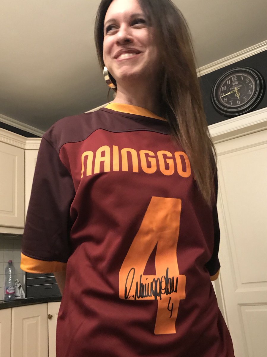 asvgeel's tweet photo. Nog een extraatje voor de veiling morgen! Het shirt van Yannick Carrasco was al in ons bezit! We doen er nog een gesigneerd shirt van Radja Naingolan boven op ! #allemaalsamen #stopdarmkanker #ASVGeel https://t.co/W4BSZPxntl