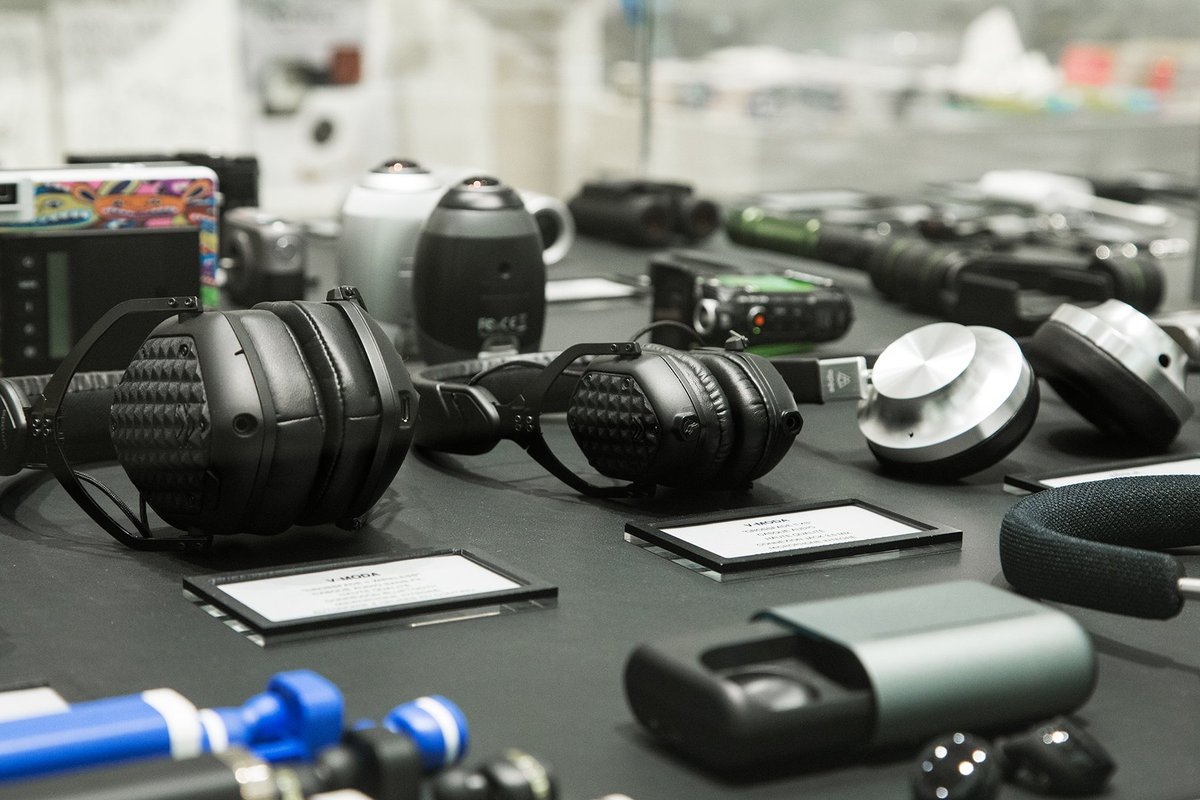 VMODA's tweet photo. An exclusive V-MODA capsule collection is stocked in store and online at @colettestore Paris. XS + CROSSFADE 2 WIRELESS customized with 3D printed shields. SHOP here: https://t.co/MRAGq8kXCP
#colette #colettestore #VMODA #VeniVidiVici #crossfade2wireless #headphones #paris https://t.co/wIP2mxGB9S