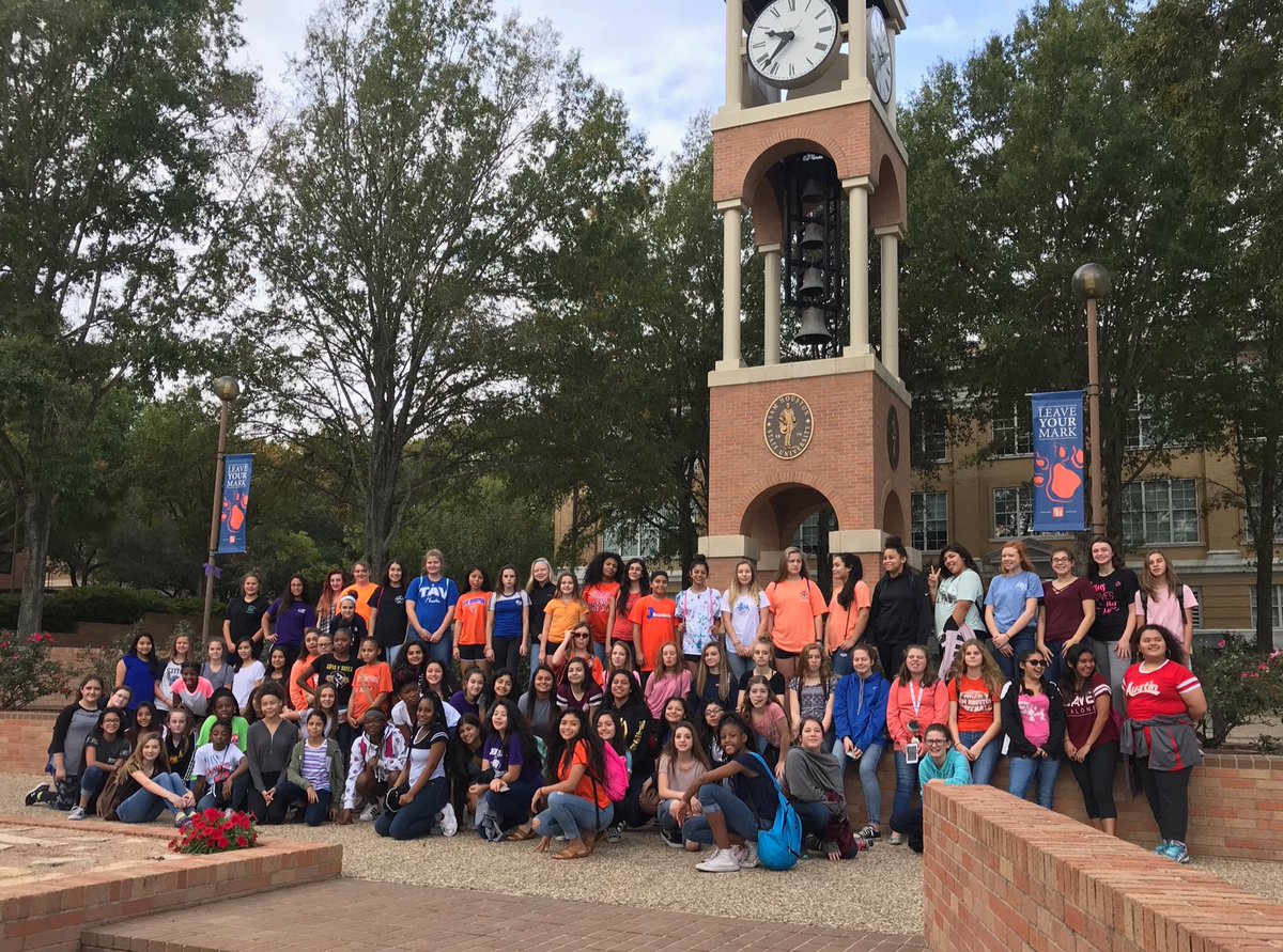 LLMSLadyLynx's tweet photo. Enjoying a beautiful fall day at SHSU with the Lady Lynx!  @LLMSLynx https://t.co/QGgbKl0Y5b