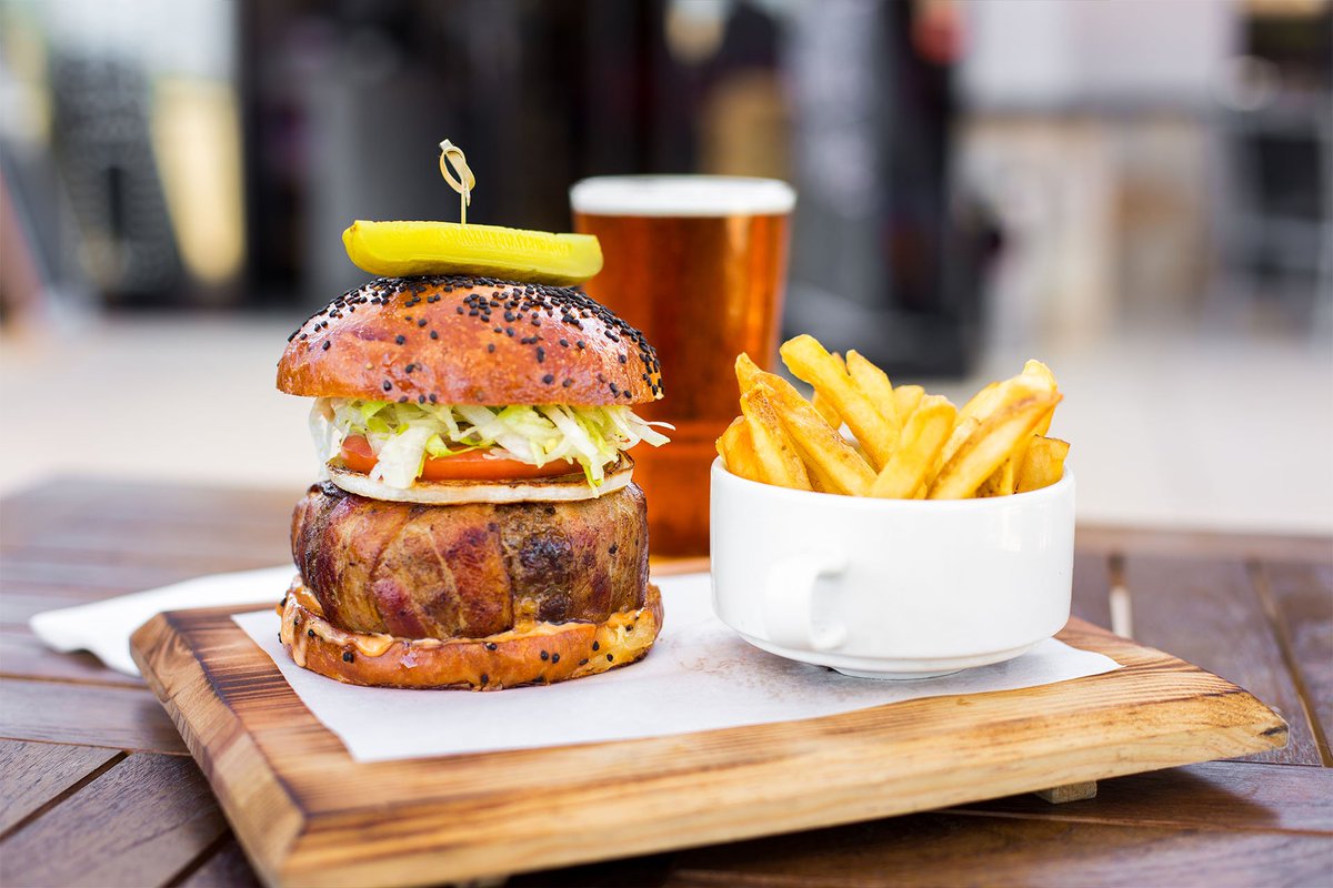 thedistrictmx's tweet image. Be honest.. is this too much
lettuce?
On Fridays calories don't count!! #JuicyLucy #TheUltimateBurger
#Deliciousness #Foodies #FoodPorn #LosCabos #Cabo
#BurgerLovers #Burger