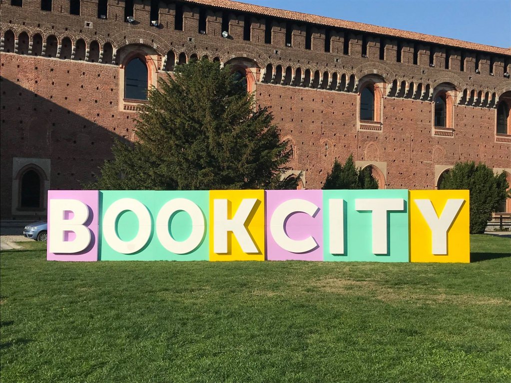 turismomilano's tweet photo. #WEEKENDMILANO
You’re spoilt for choice this weekend! For book lovers there is, of course, the awesome #BOOKCITY, for fashionistas don’t forget the #voguephotofestival and for all you sporty types we suggest you #RUNFORLIFE!
>> https://t.co/m8Vj6sRGcM
Pic: @BOOKCITYMILANO https://t.co/Pm7U40Ibcn