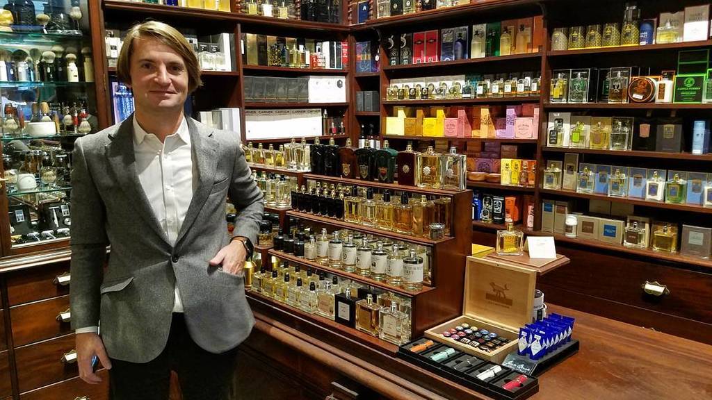 Honored to be visited by James Heeley of @heeleyofficial #gentlemensbarber #classic #barbershop #chicagobarber #chicago #goldcoast #magmile #900shops #nichefragrance #heeley ift.tt/2ir5F20