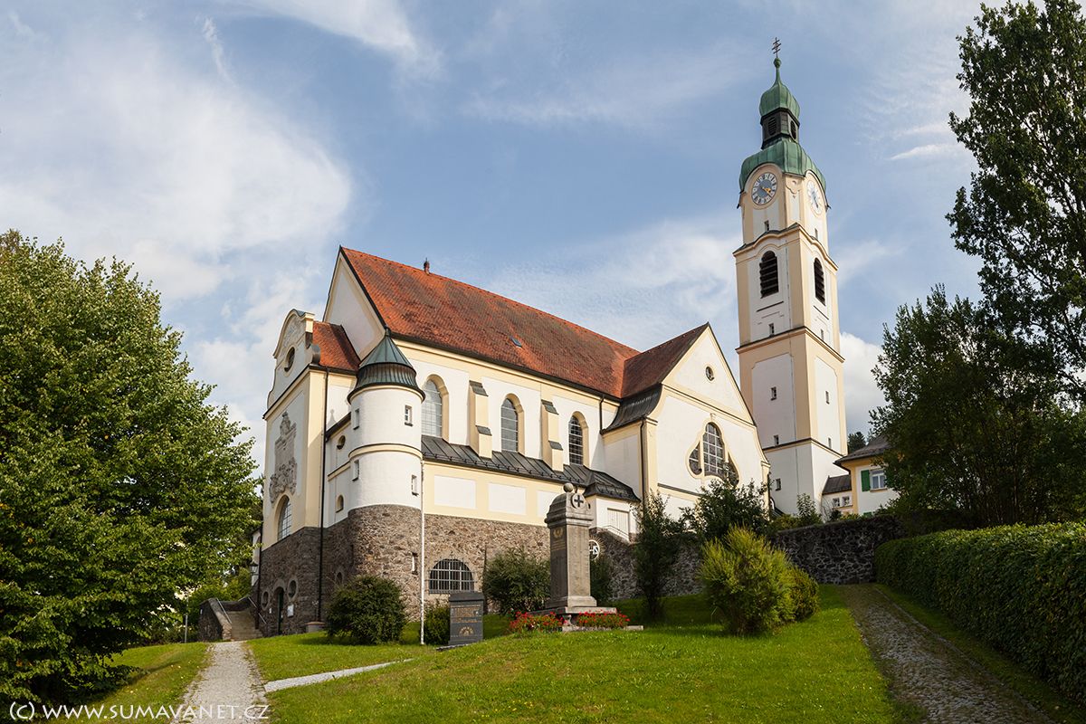 Jedno město, dvě země, jedna Evropa.

Z česko-bavorského nádraží Želená Ruda - Bayerisch Eisenstein Vám přejeme hezký sváteční večer.
#dikyzemuzem #17listopad