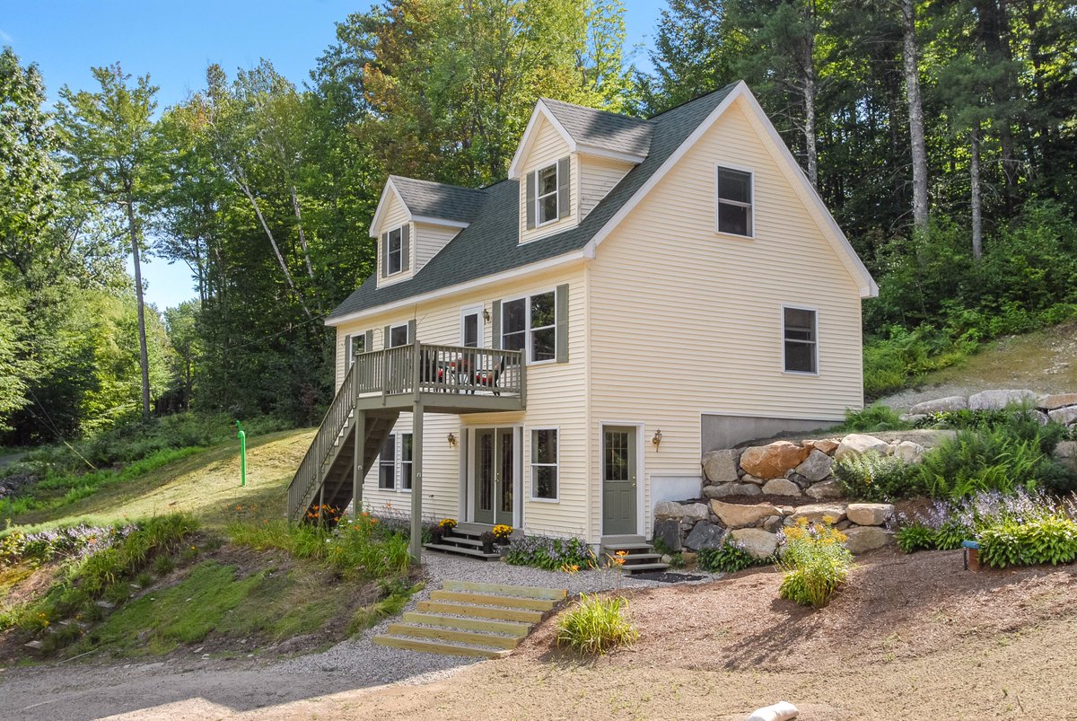 DowRealtyGroup's tweet photo. This 4 bedroom/2 bath home shows beautifully and has had many upgrades that really makes it shine! 

https://t.co/ISlUsobwGH

#homesforsale #homebuying #OssipeeNH #NHrealestate #NHlistings #dowrealtygroup #kwri #adamdow.com https://t.co/MsMGuk5y57