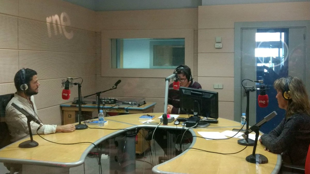 nomadasrne's tweet photo. Ya tenemos en el estudio al gran caminante Nacho @deanmouliaa, con quien recordaremos la #EarthWideWalk y hablaremos de su nueva locura maravillosa: #ExpediciónNemo. #OnAir @rne #NómadasConCausa https://t.co/RuMkVWytze