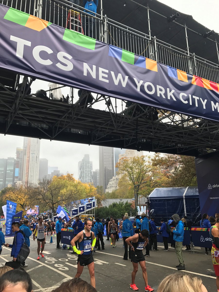 NYCollPodMed's tweet image. #flashbackfriday to our students volunteering in the medical tents at the NYC Marathon last week!!