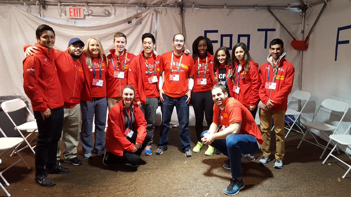 NYCollPodMed's tweet image. #flashbackfriday to our students volunteering in the medical tents at the NYC Marathon last week!!