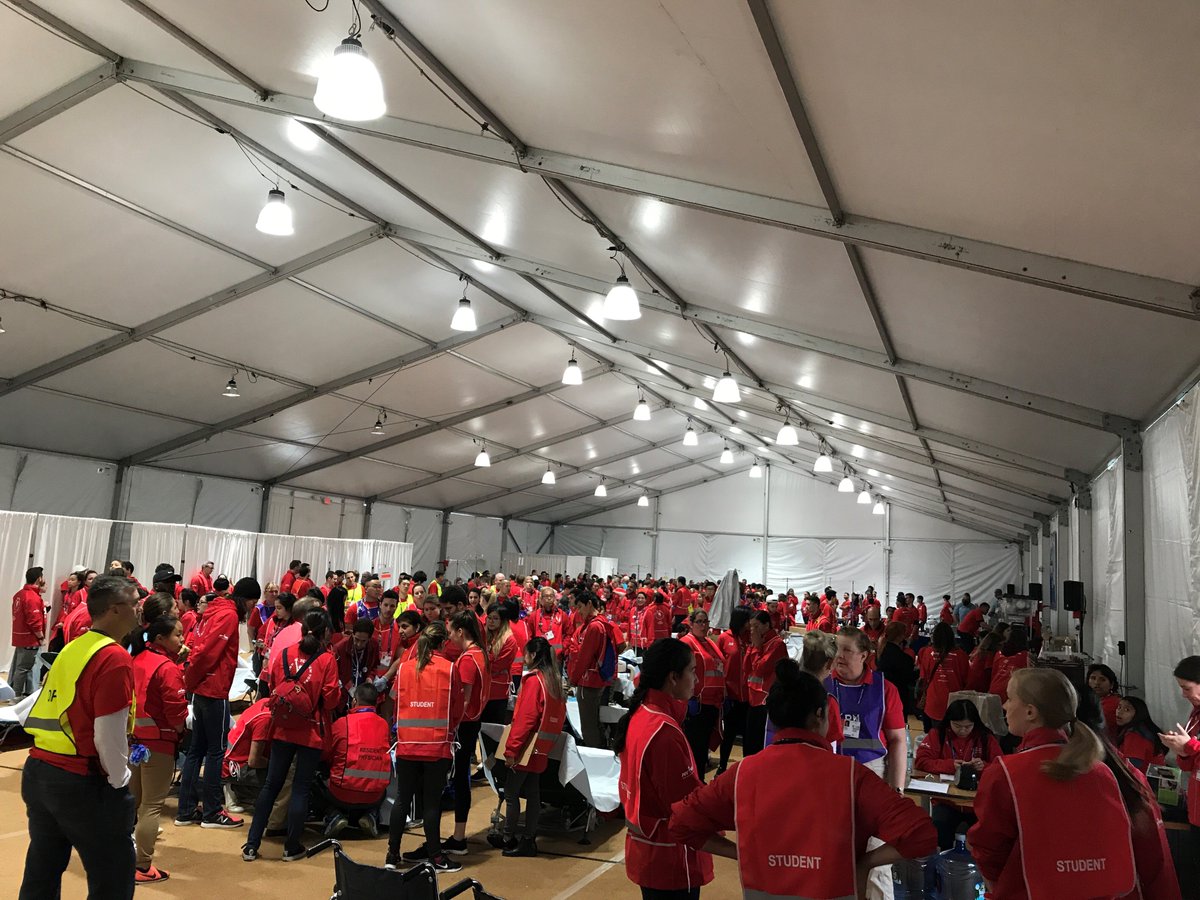 NYCollPodMed's tweet image. #flashbackfriday to our students volunteering in the medical tents at the NYC Marathon last week!!