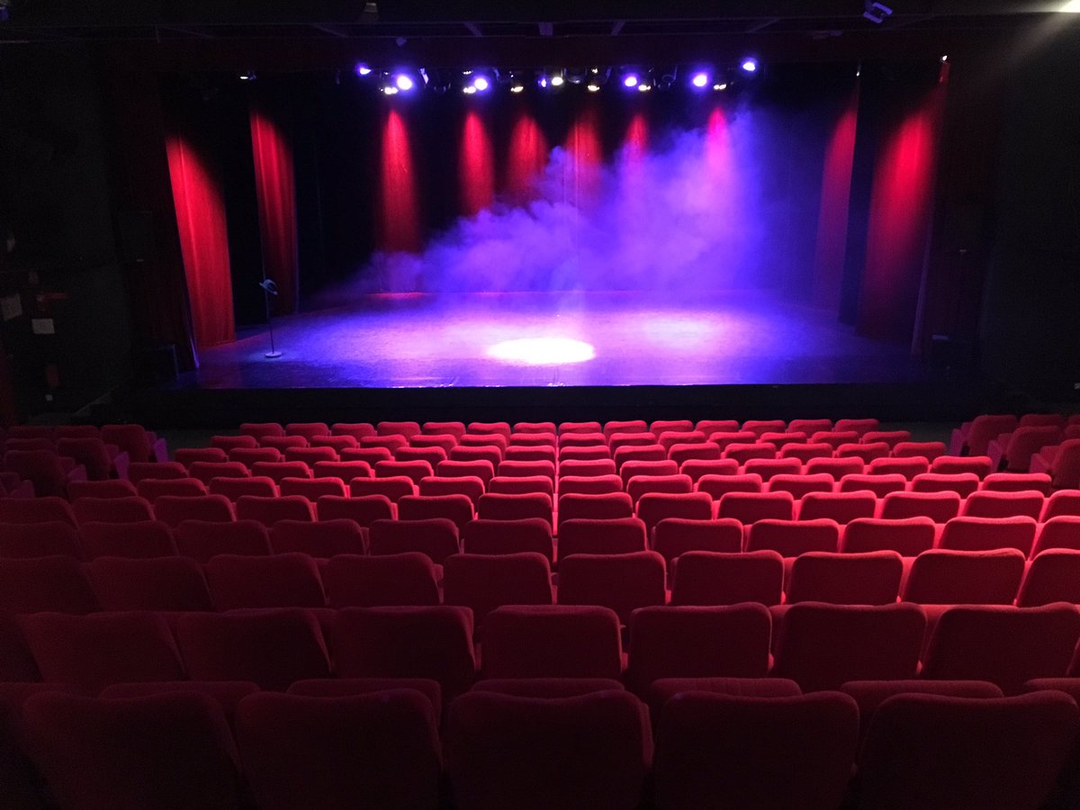 StanCCarotenuto's tweet photo. Magnifique salle ce soir à VILLE D'AVRAY 
Rdv demain à COLLONGES AU MONT D'OR 
puis mardi à 20h pour les DERNIERES DATES @NouvelleSeine car je n'y joues plus que le 21/11 &amp; les 19 &amp; 26/12 qui sont proche de noël enfin moi j'dis ça ;-)
https://t.co/gq2qSRERkE
#directoproductions https://t.co/yt0JnrWcDG