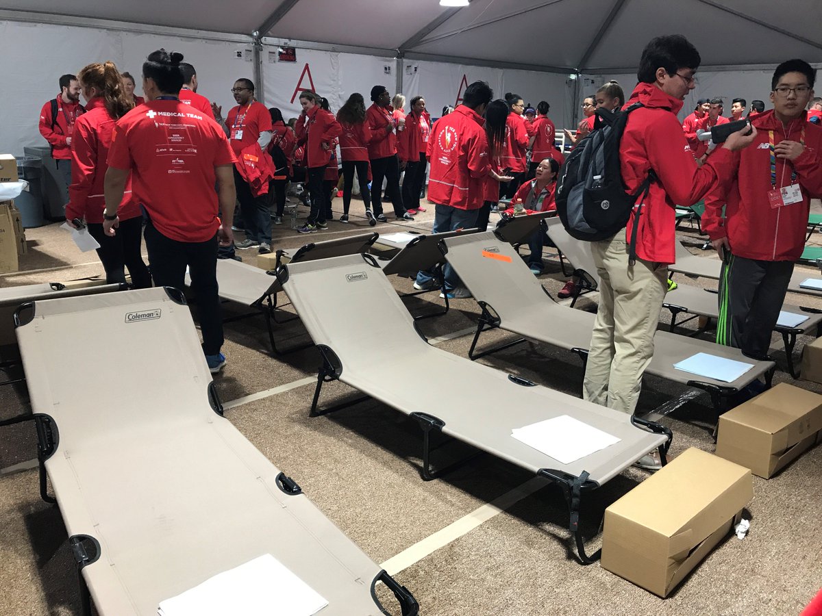NYCollPodMed's tweet image. #flashbackfriday to our students volunteering in the medical tents at the NYC Marathon last week!!