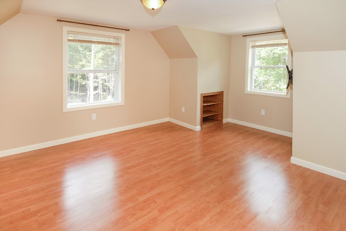 DowRealtyGroup's tweet photo. This 4 bedroom/2 bath home shows beautifully and has had many upgrades that really makes it shine! 

https://t.co/ISlUsobwGH

#homesforsale #homebuying #OssipeeNH #NHrealestate #NHlistings #dowrealtygroup #kwri #adamdow.com https://t.co/MsMGuk5y57